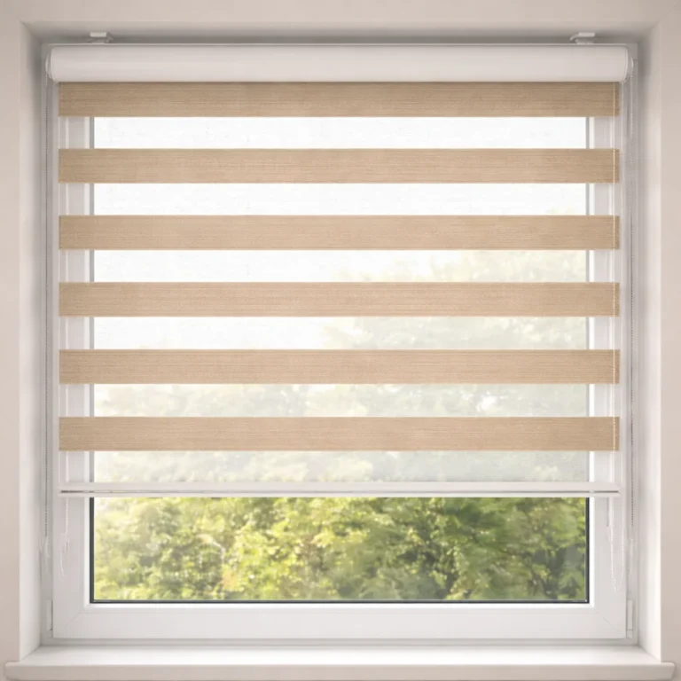 Roleta dzień noc na oknie PCV – widok na wprost, zasłonięta roleta w pasy dzień/noc