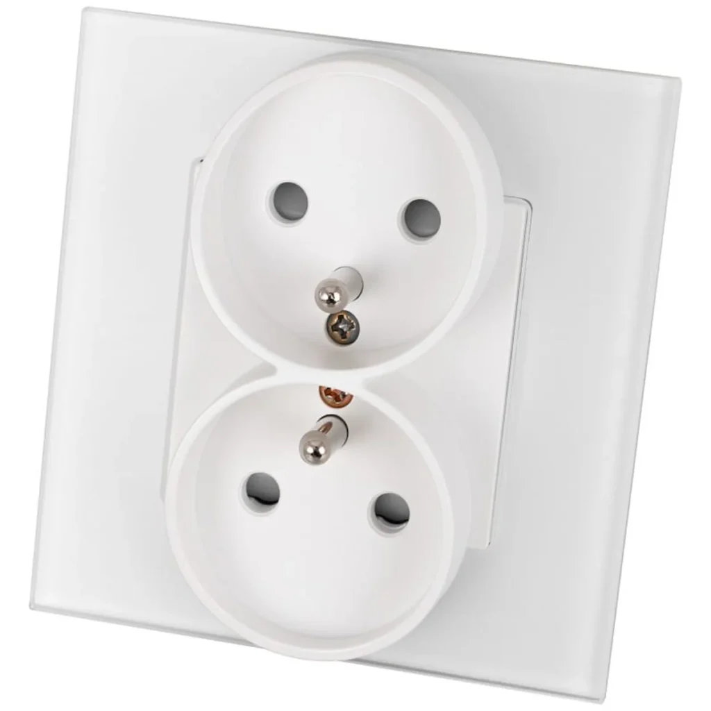Białe gniazdo podwójne 230V z bolcem ochronnym – widok pod kątem