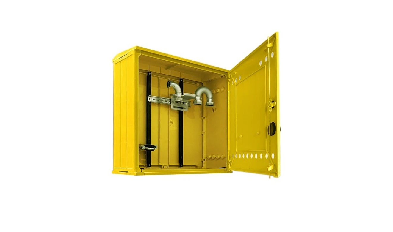 Żółta skrzynka gazowa z otwartymi drzwiczkami, przygotowana do montażu gazomierza i przyłącza.