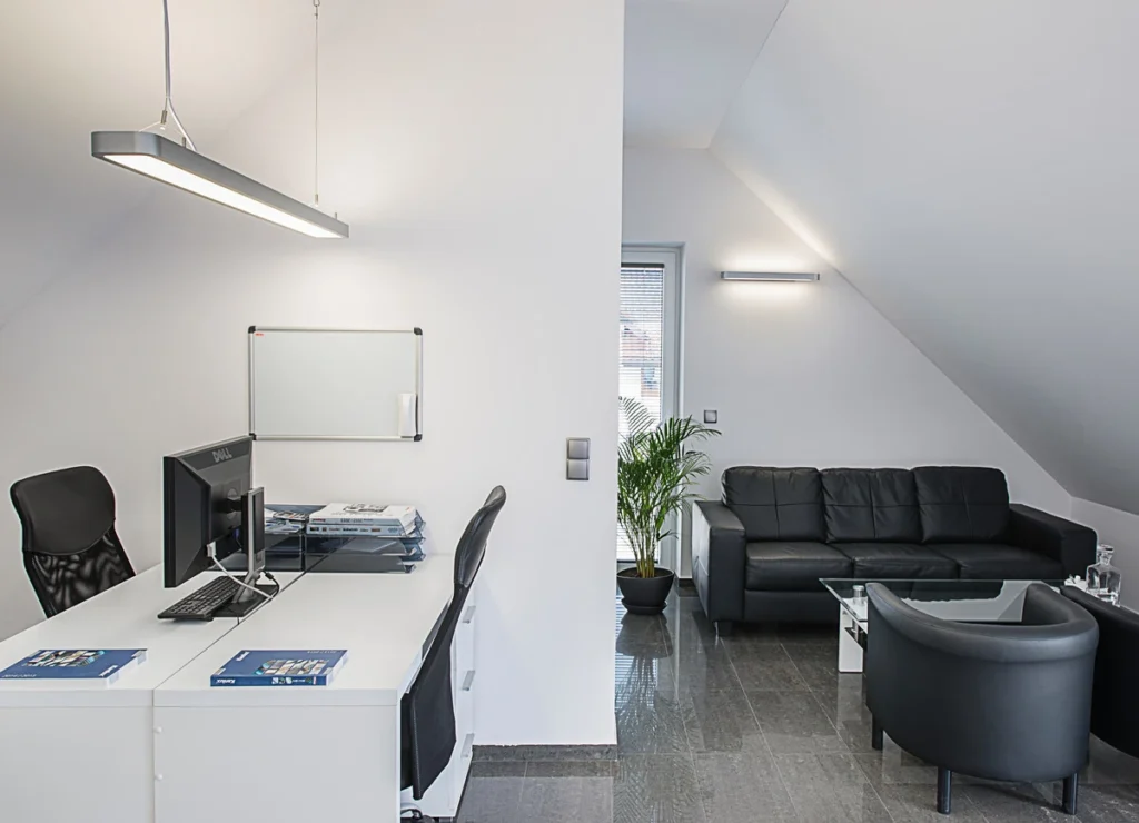 nowoczesne kinkiety led w biurze – strefa pracy i poczekalnia