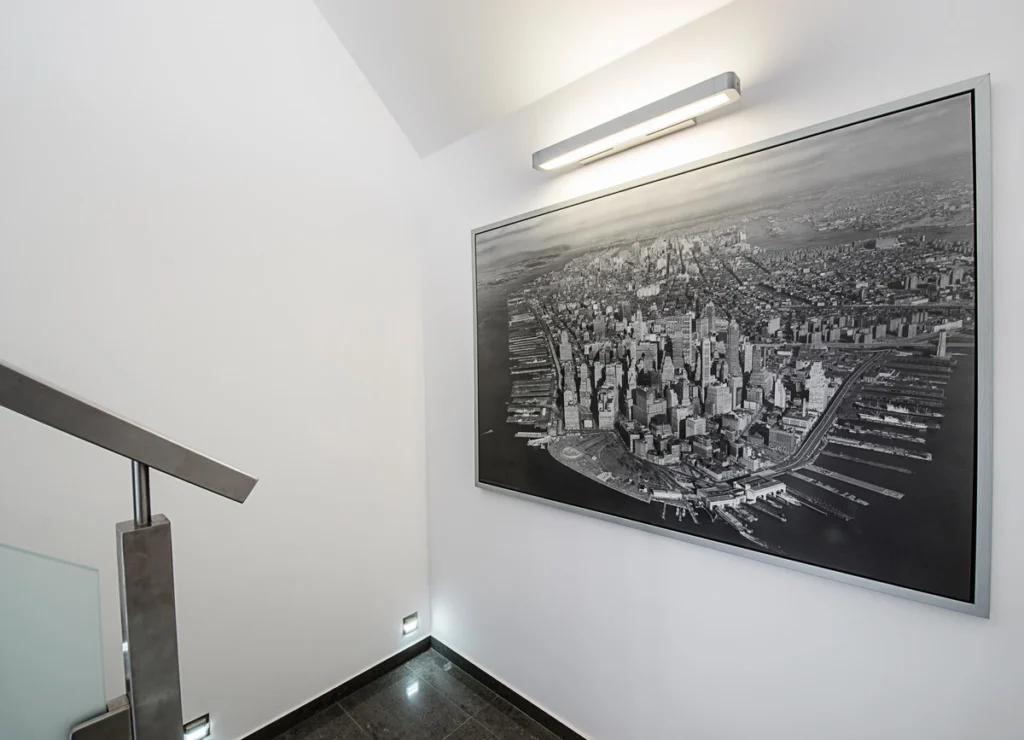 kinkiet led nad obrazem na klatce schodowej – oświetlenie dekoracyjne