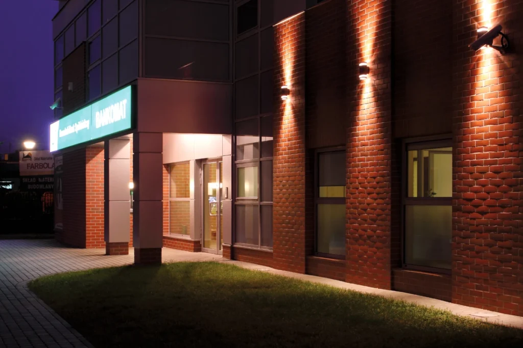 zewnętrzne kinkiety led na elewacji z cegły – światło góra dół