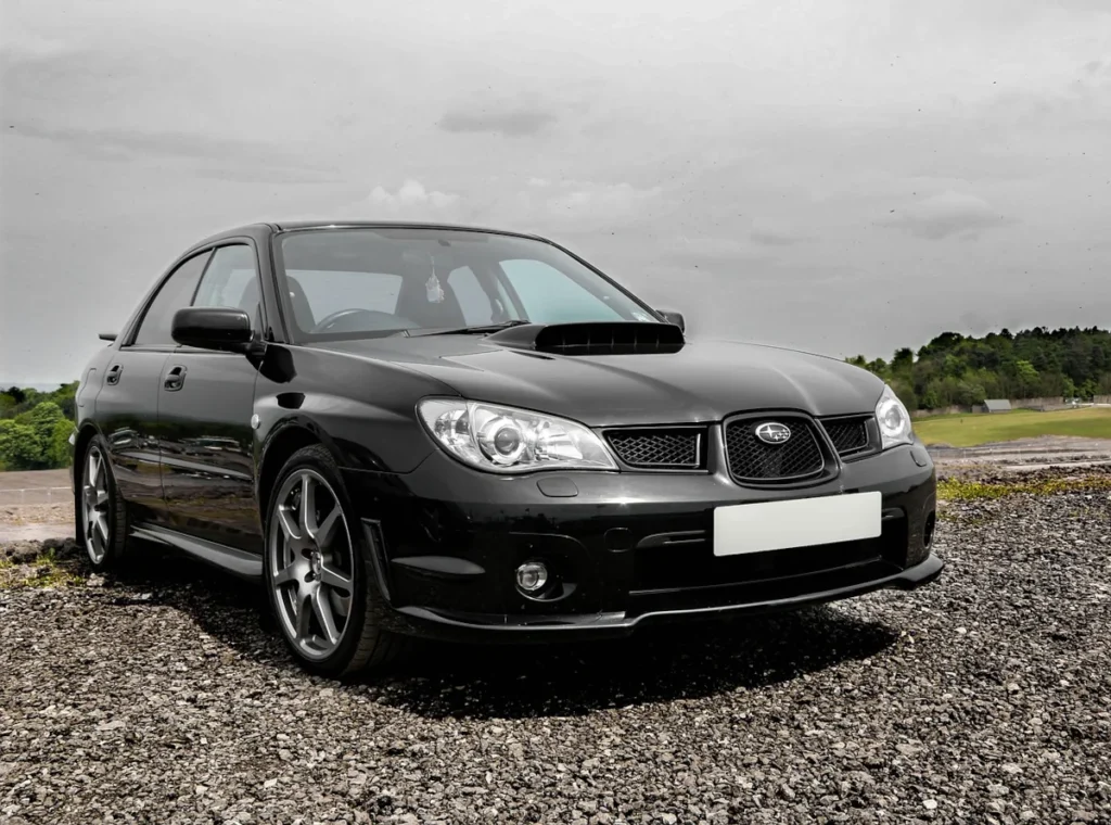 Czarne Subaru Impreza 4x4 z USA na żwirowej drodze, widok z przodu