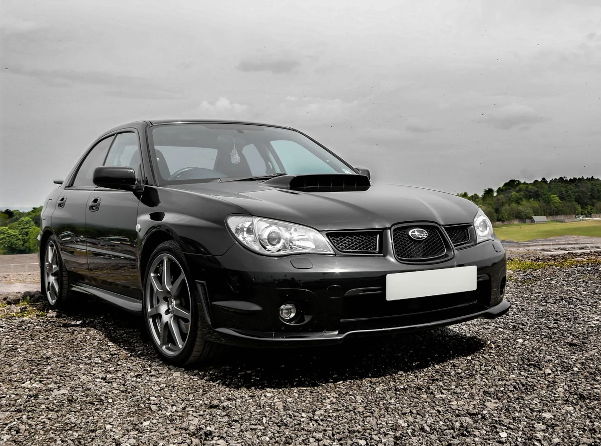 Czarne Subaru Impreza 4x4 z USA na żwirowej drodze, widok z przodu