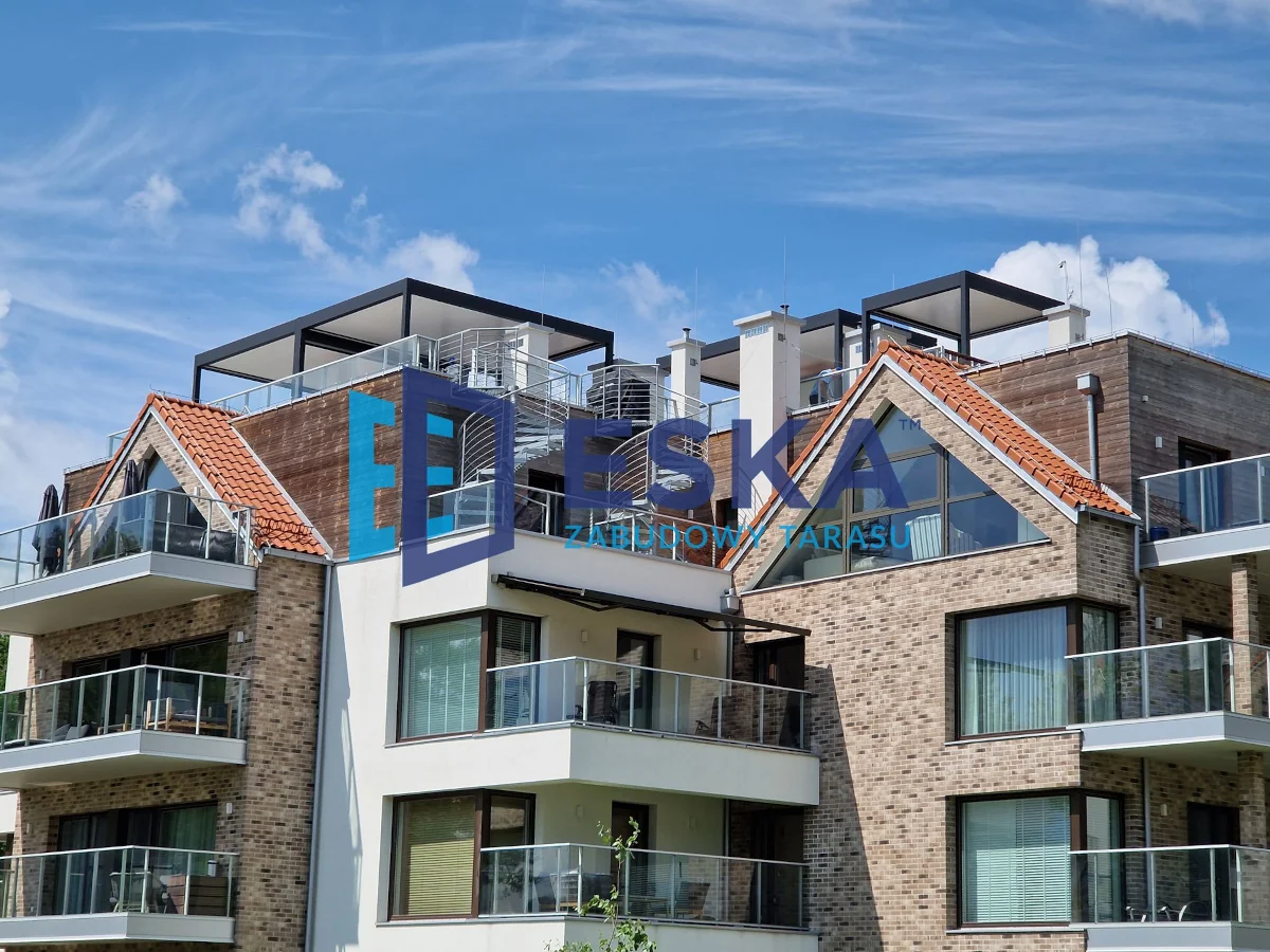 Pergole dachowe ESKA na tarasach apartamentowca z nowoczesną architekturą