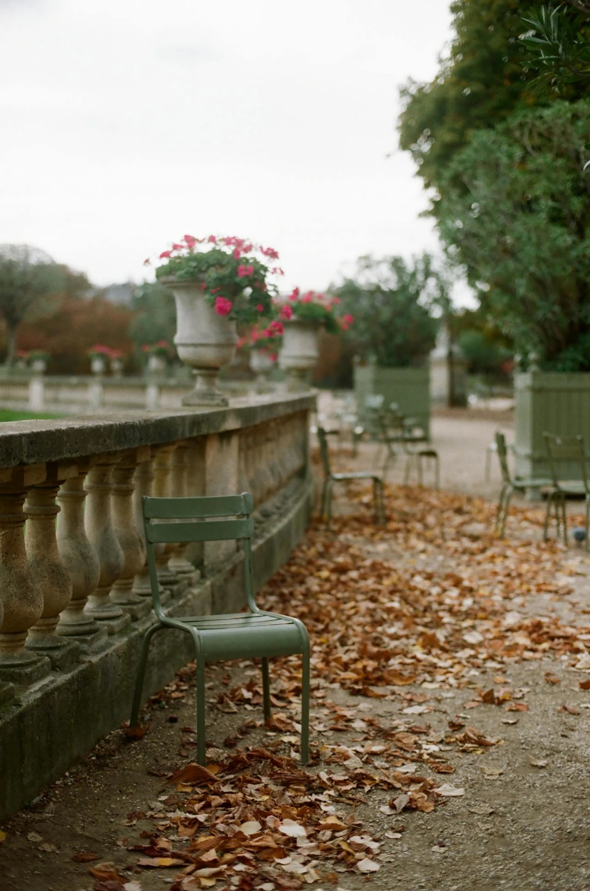 Taras z betonową balustradą i donicami, na nawierzchni liście – przykład elementów betonowych narażonych na warunki zewnętrzne.
