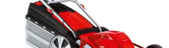 Czerwona kosiarka do trawy z koszem na jasnym tle, ujęcie produktowe