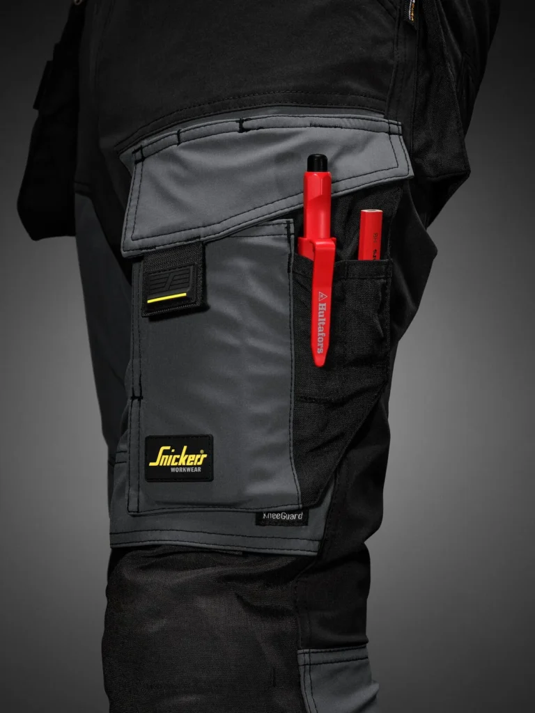 Detal kieszeni w spodniach roboczych z miejscem na narzędzia i dodatkowymi przeszyciami wzmacniającymi