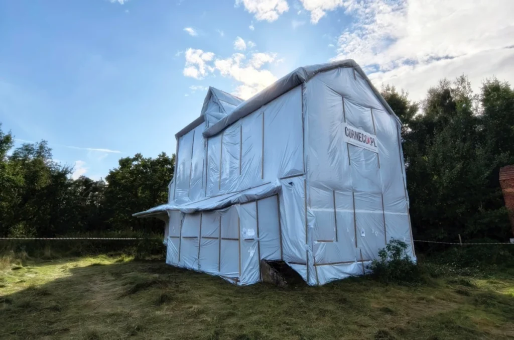 Dom jednorodzinny szczelnie zabezpieczony folią podczas przygotowania do fumigacji
