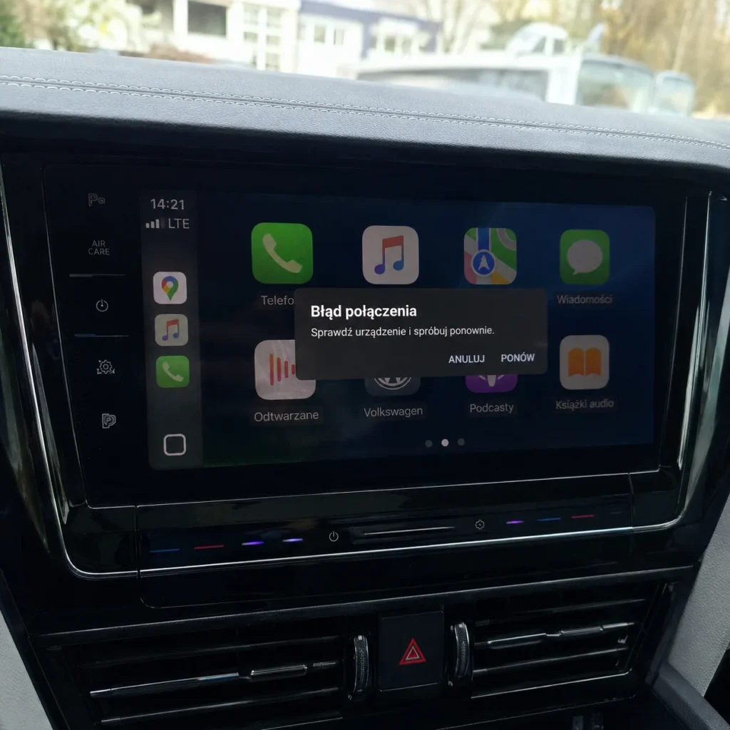 Zbliżenie na ekran samochodowy z komunikatem błędu połączenia Android Auto lub Apple CarPlay