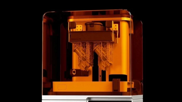 Drukarka 3D żywiczna SLA podczas drukowania precyzyjnych elementów z wykorzystaniem żywicy światłoutwardzalnej.